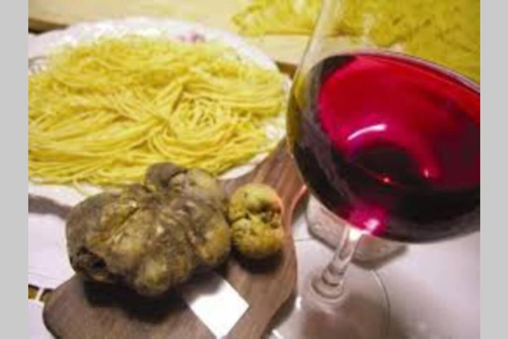 Ex Ostu Impero: Vino, Tartufo Ed Ospitalita Lejlighed La Morra Eksteriør billede